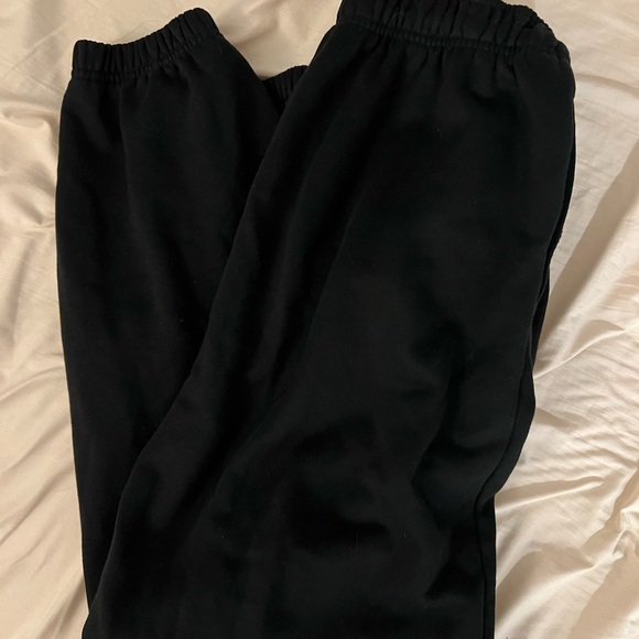 ALO Yoga Accolade Classic Black Sweatpants - Picture 3 of 5